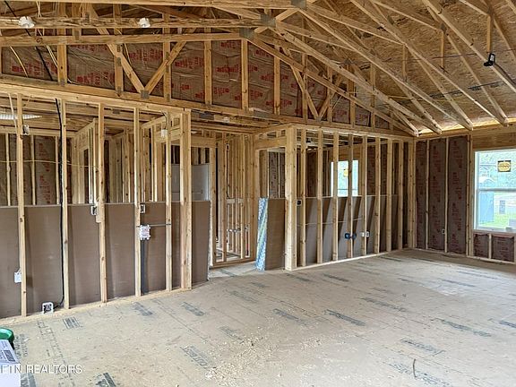 4th image of 215 Garrett St