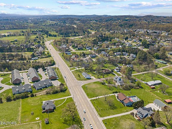 3rd image of 7402 Pelleaux Rd
