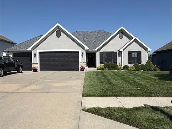 8829 N Essex Dr, Kansas City, MO 64156
