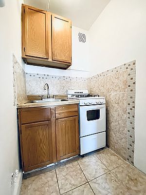 4th image of 468 Jefferson Ave #3B