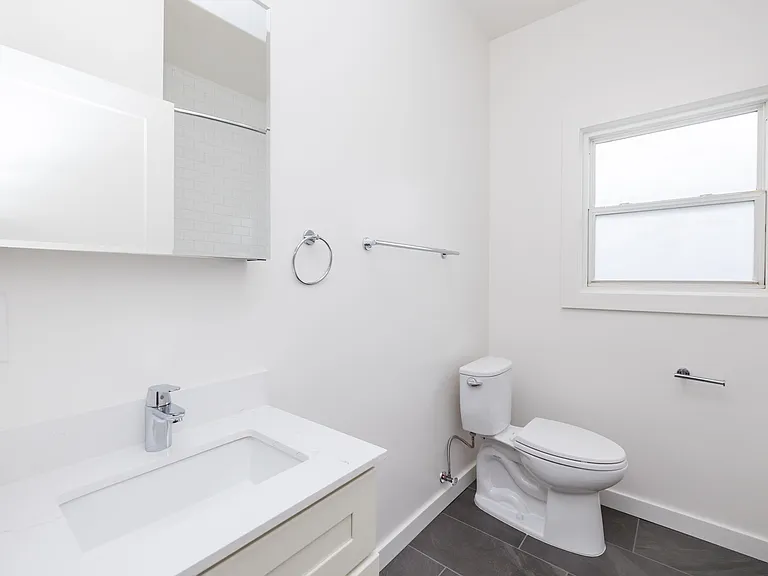 421 Van Dyke — Photo 6