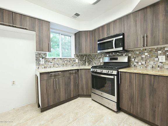 5th image of 50 Emily Ln