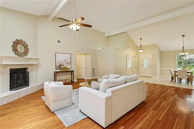 3 bed, 2.0 bath, 1895 sqft, $2,350 — Photo 3