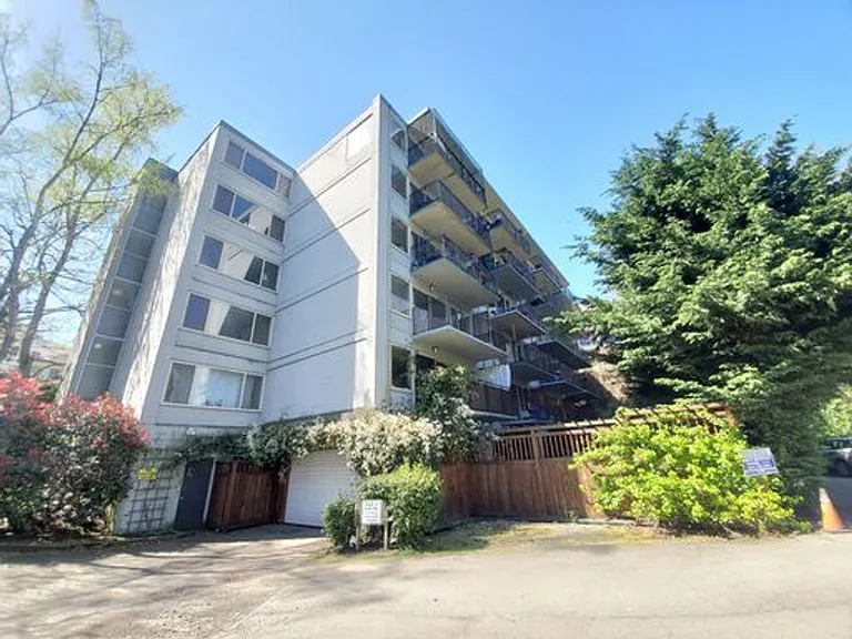 Taylor Towers — Photo 14