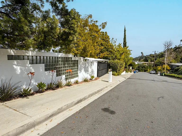 Longbow Dr — Photo 2