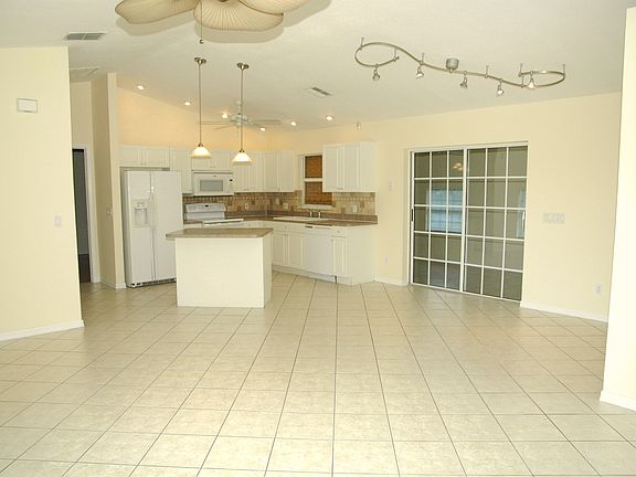 3rd image of 818 SE 5th Pl