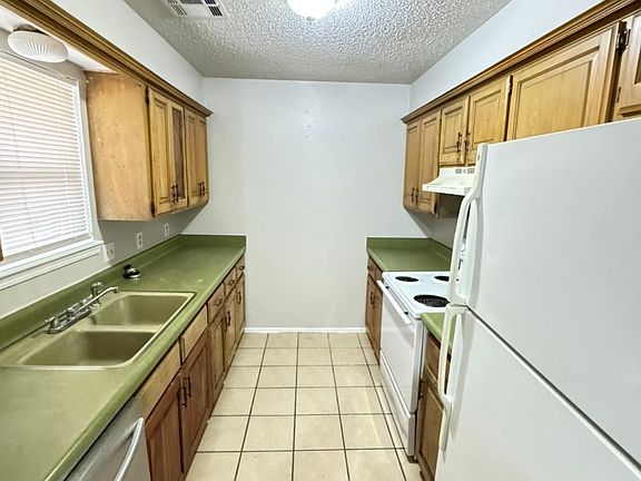 4th image of 136 NE 12th St