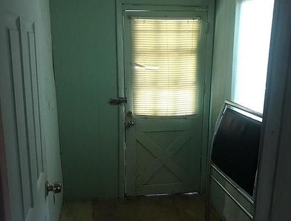 2nd image of 2305 2305 1/2 Shaw Ave
