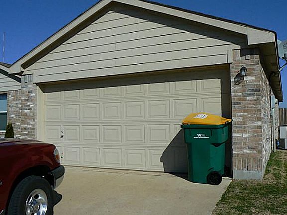 4th image of 539 Burleson St
