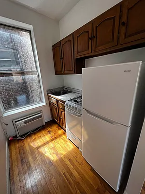 Rented by Salon Realty Corp | media 7