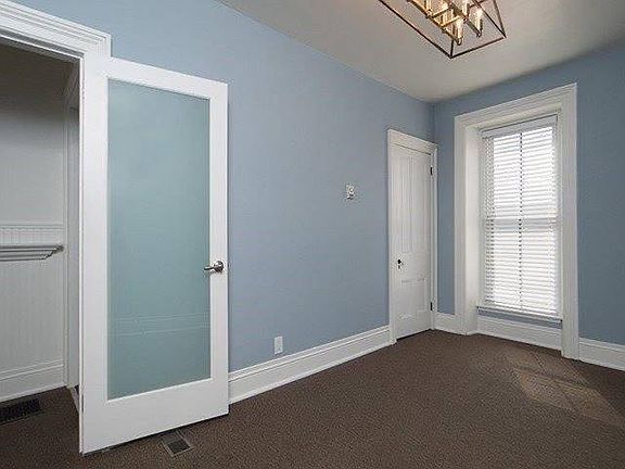 3rd image of 111 Ainslie St N Room 3