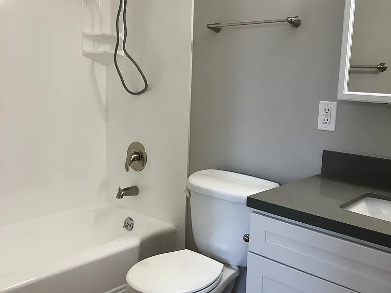 Burlingame Towers — Photo 30