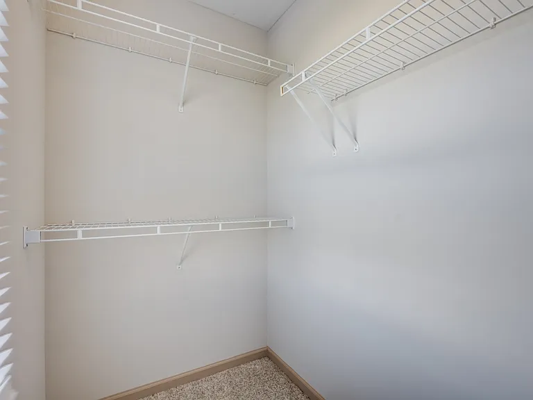 Eastpointe Lakes Apartments and Townhomes — Photo 16