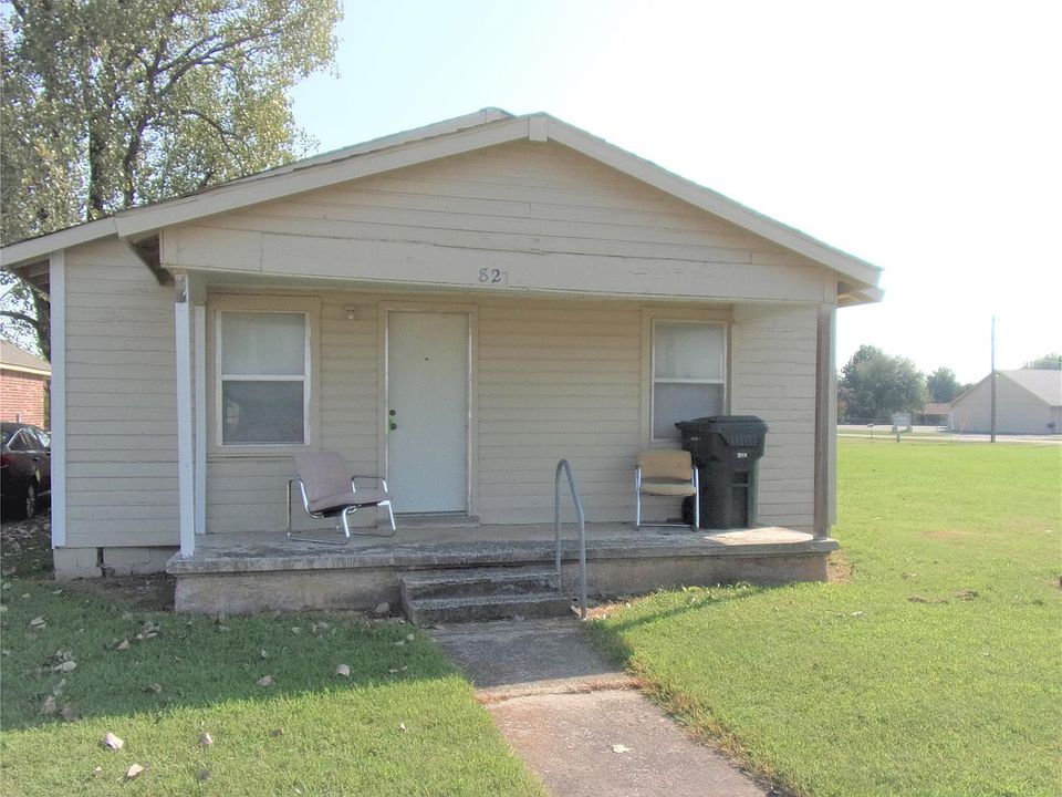 1st image of 827 W 10th St