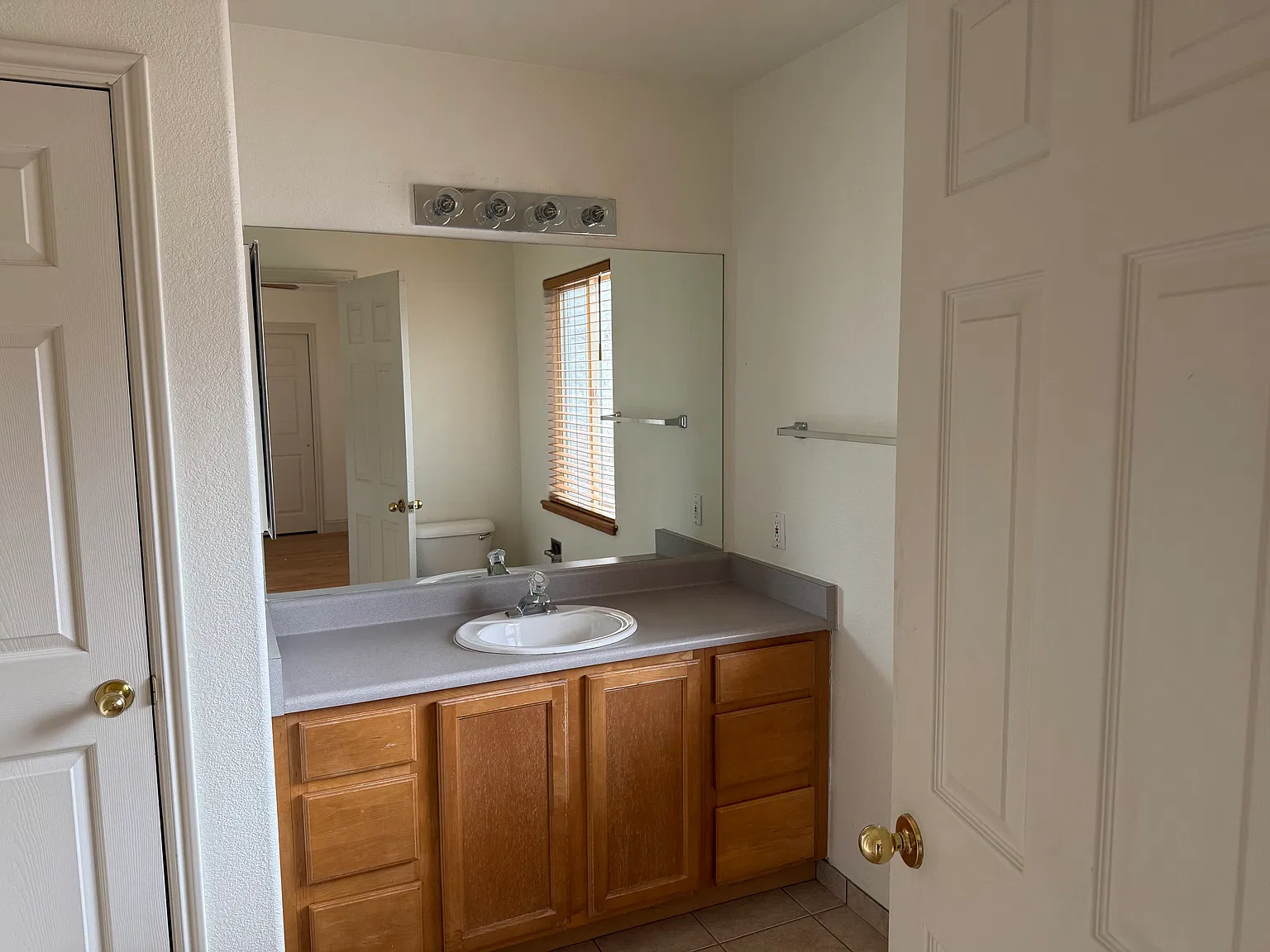 3 bed, 2.5 bath, 1367 sqft, $2,500 — Photo 2