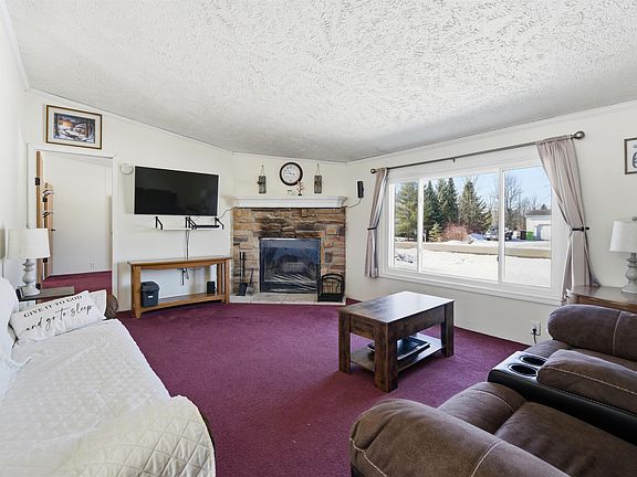 3rd image of 882 Lilac Rd