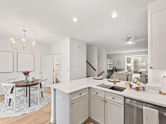 5th image of 208 E Reservoir AVENUE