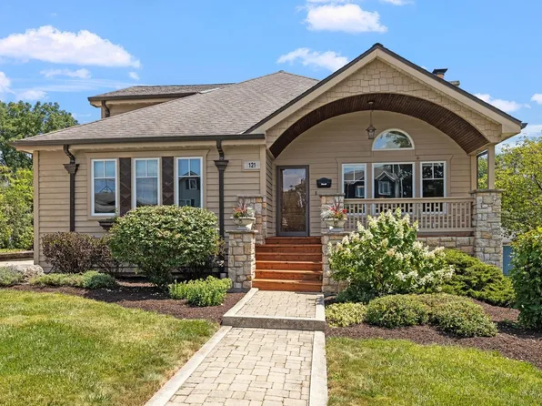 121 S Wilmette Ave, Westmont, IL 60559