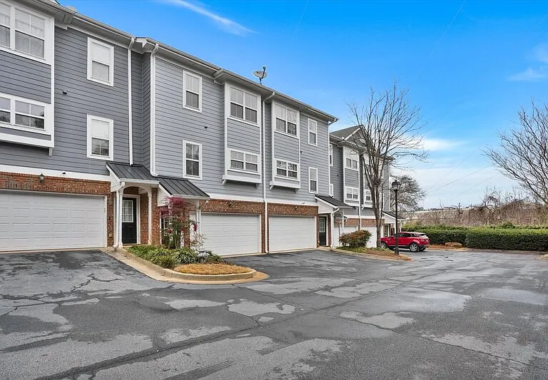 324 Carlyle Park Dr — Photo 1