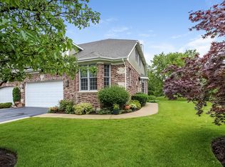 1277 S Falcon Dr, Palatine, IL 60067