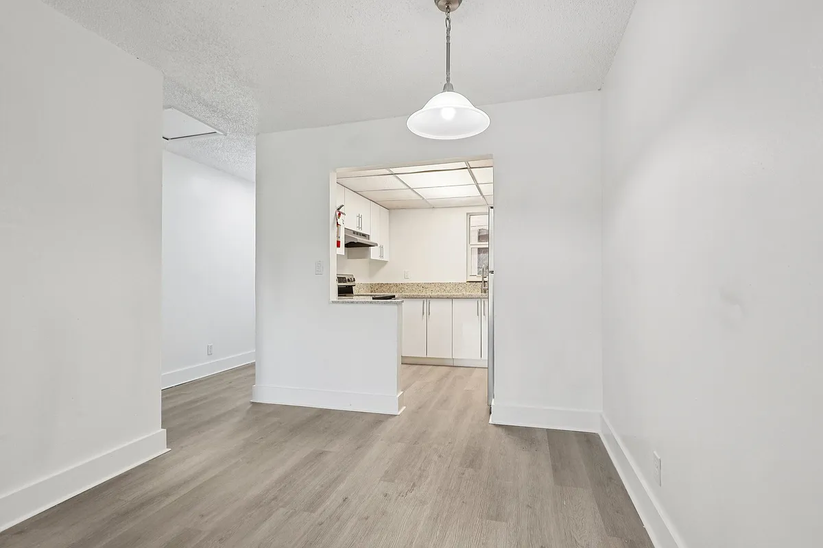 Building Photo - El Jardin