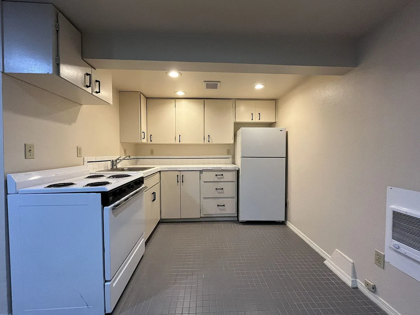 Charming Studio in Portland!! Great location Near 23rd Ave, Great Lighting, Community Washer / Dr... — Photo 1