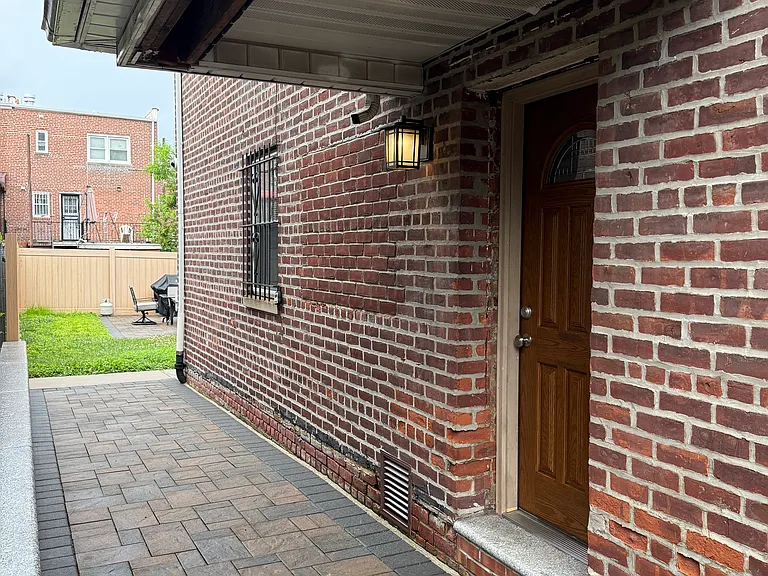 2234 Hering Ave #3 — Photo 13
