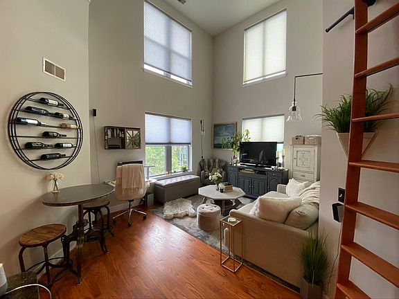 3rd image of 1800 Wilson Blvd #427