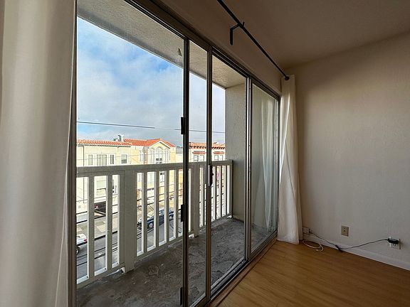 3rd image of 371 22nd Ave #4