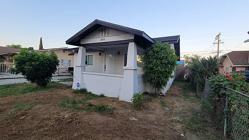 7674 Whitsett Ave Photo 1