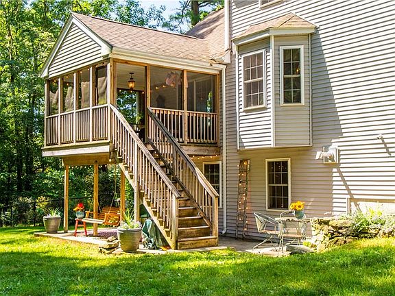 5th image of 35 Ledge Wood Ln