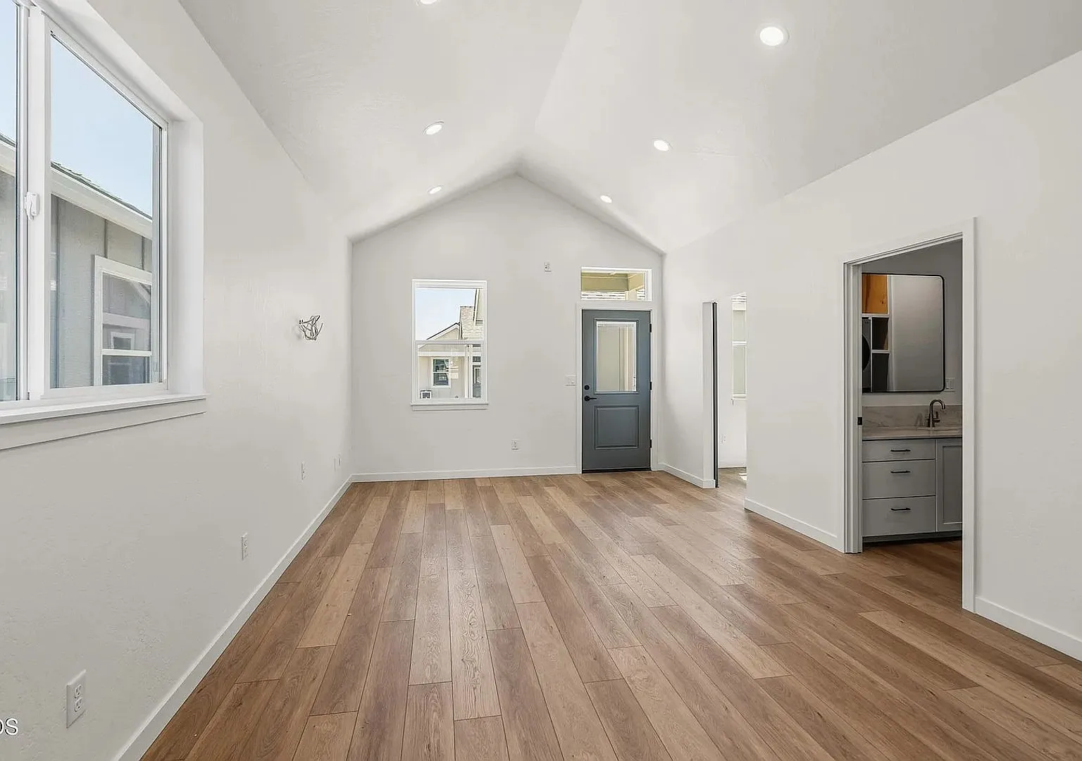 One bedroom cottage with office space | Available Now — Photo 4