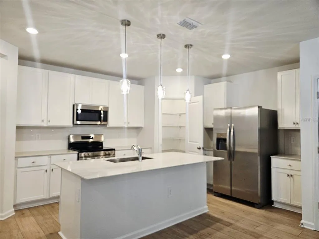 3 bed, 2.5 bath, 2614 sqft, $2,200 — Photo 3