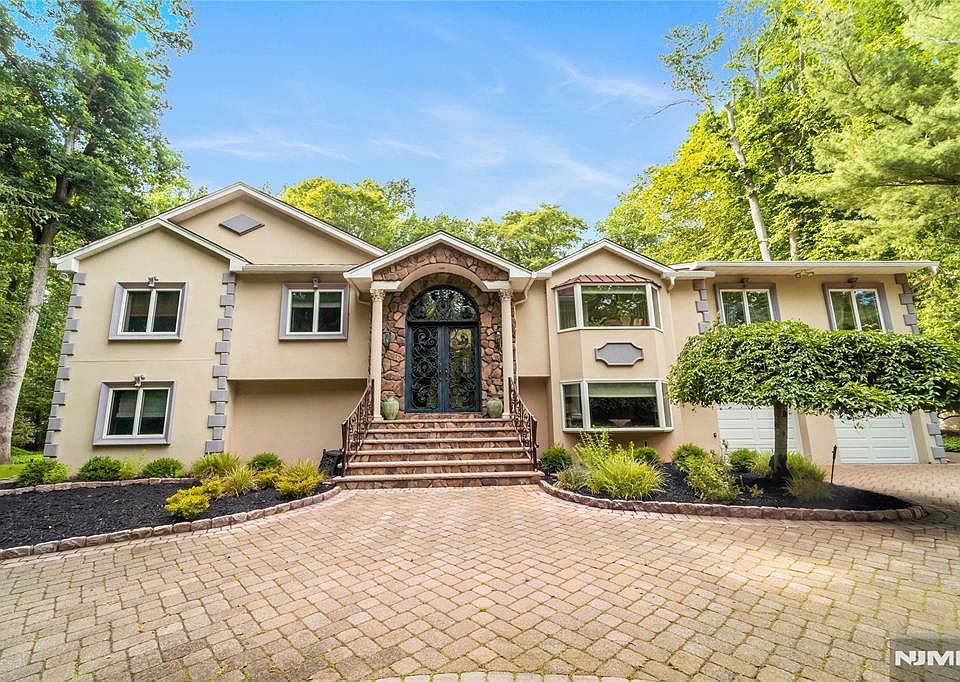 1st image of 136 Willow Dr