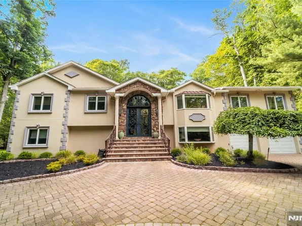 136 Willow Dr, Old Tappan, NJ 07675