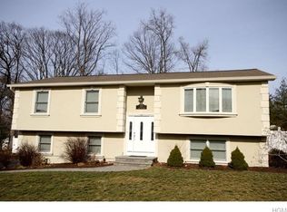 211 Fort Lee Pl, Orangeburg, NY 10962