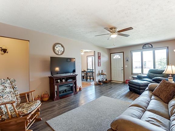 3rd image of 467 Patricia Dr
