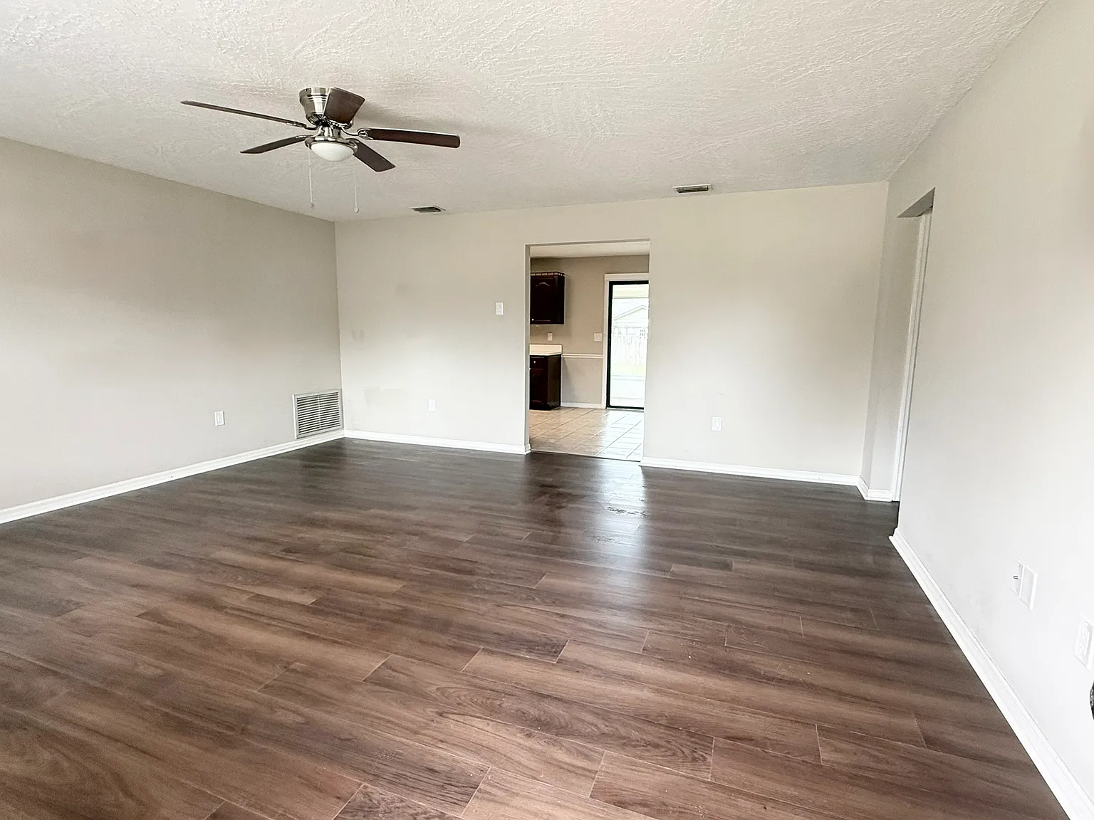 3 bed, 1428 sqft, $1,800 — Photo 3