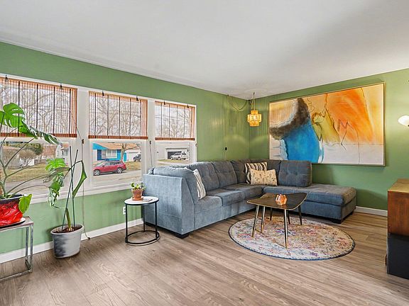 4th image of 2289 Castle Ave