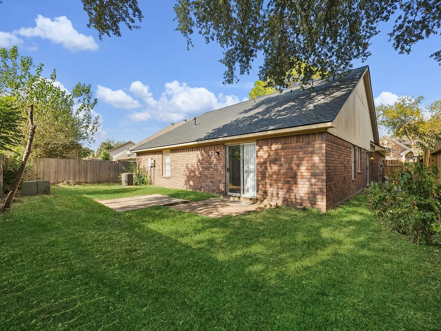 3 bed, 2.0 bath, 1877 sqft, $2,050 — Photo 3