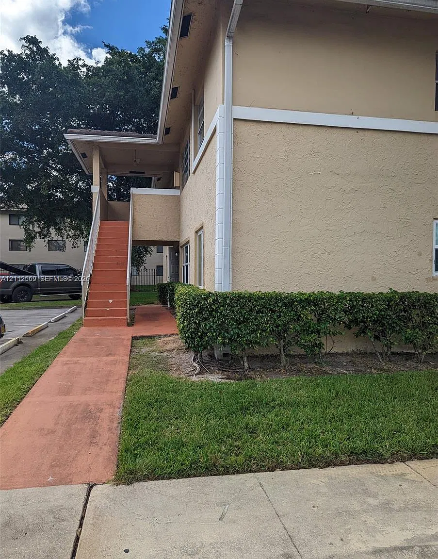 Lakewood Village Of Coral — Photo 3