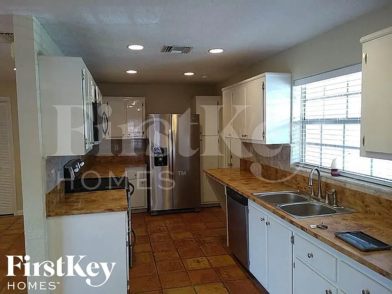 7518 NW 42nd Dr — Photo 4