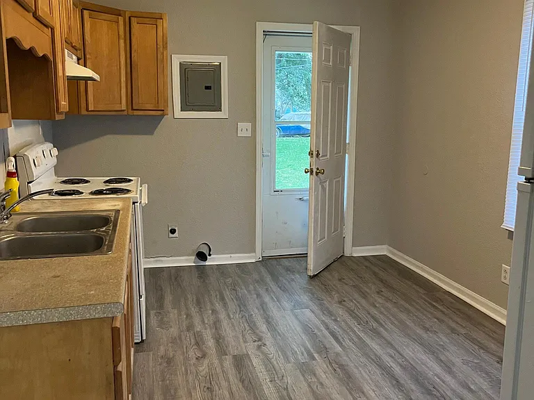 1625 E Waid Ave — Photo 4