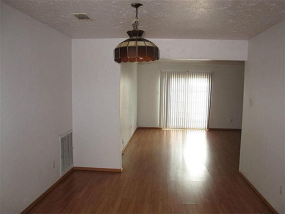 3rd image of 318 Fair Oak Dr