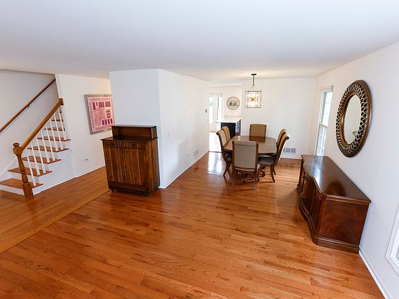 4th image of 608 Thackeray Ln