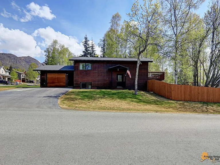 10137 Birch Ln — Photo 2