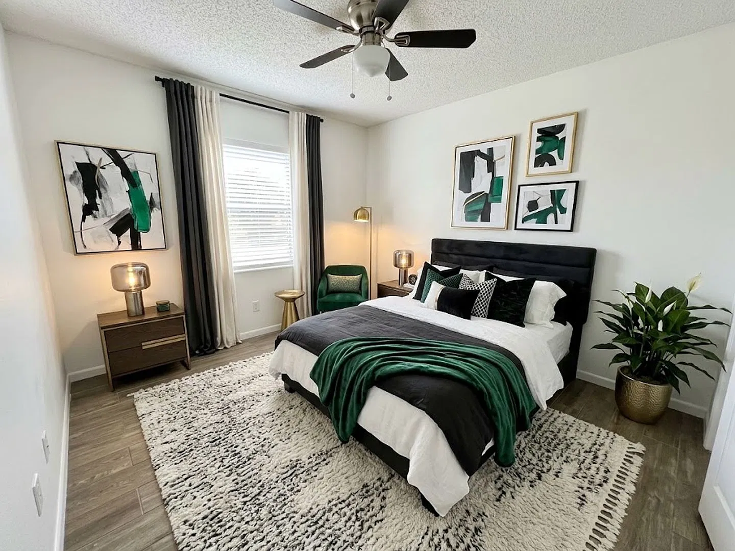 910 Alicia Ave — Photo 2