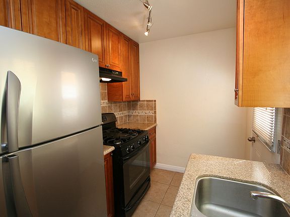 5th image of 830 1/2 W Mission Bay Dr