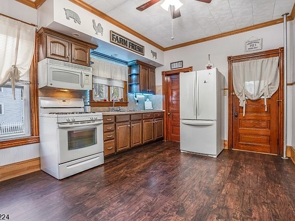 5th image of 305 Prospect St