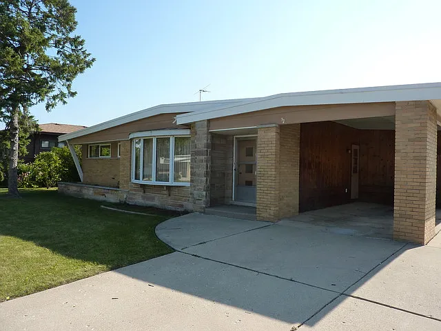 5589 N Vine Ave photo 1